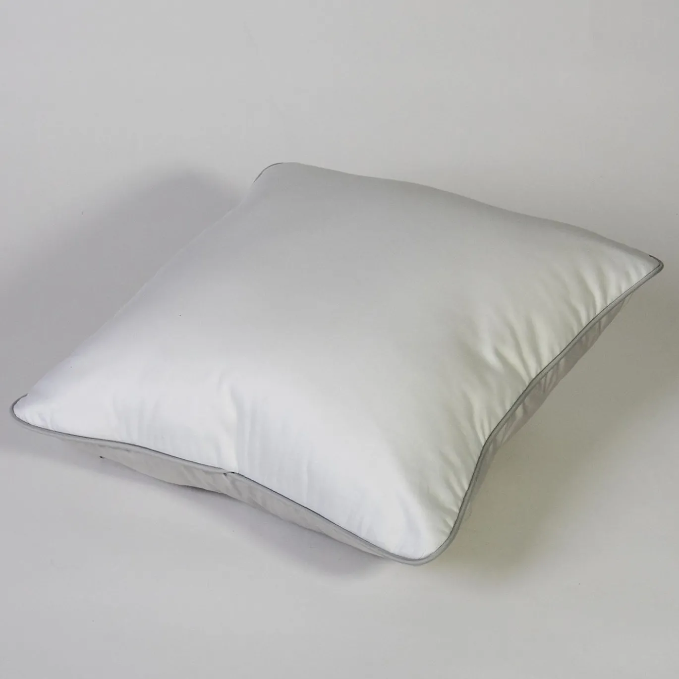 Cuscino bicolore Anthe Piping bianco e grigio