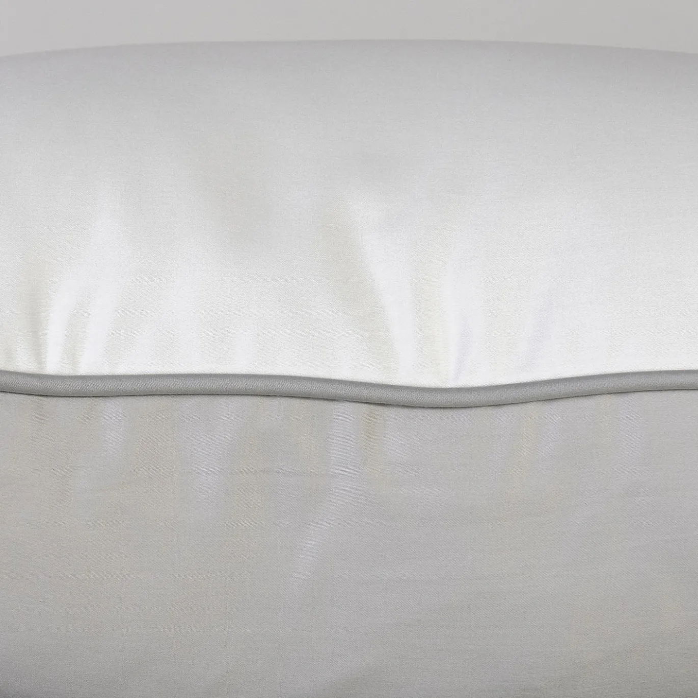 Cuscino bicolore Anthe Piping bianco e grigio