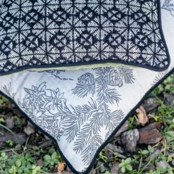 Cuscino Carrè bianco e nero in tessuto jacquard geometrico