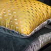 Cuscino Carrè oro in tessuto jacquard architettonico