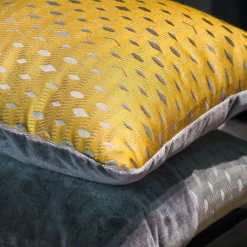 Cuscino Carrè oro in tessuto jacquard architettonico