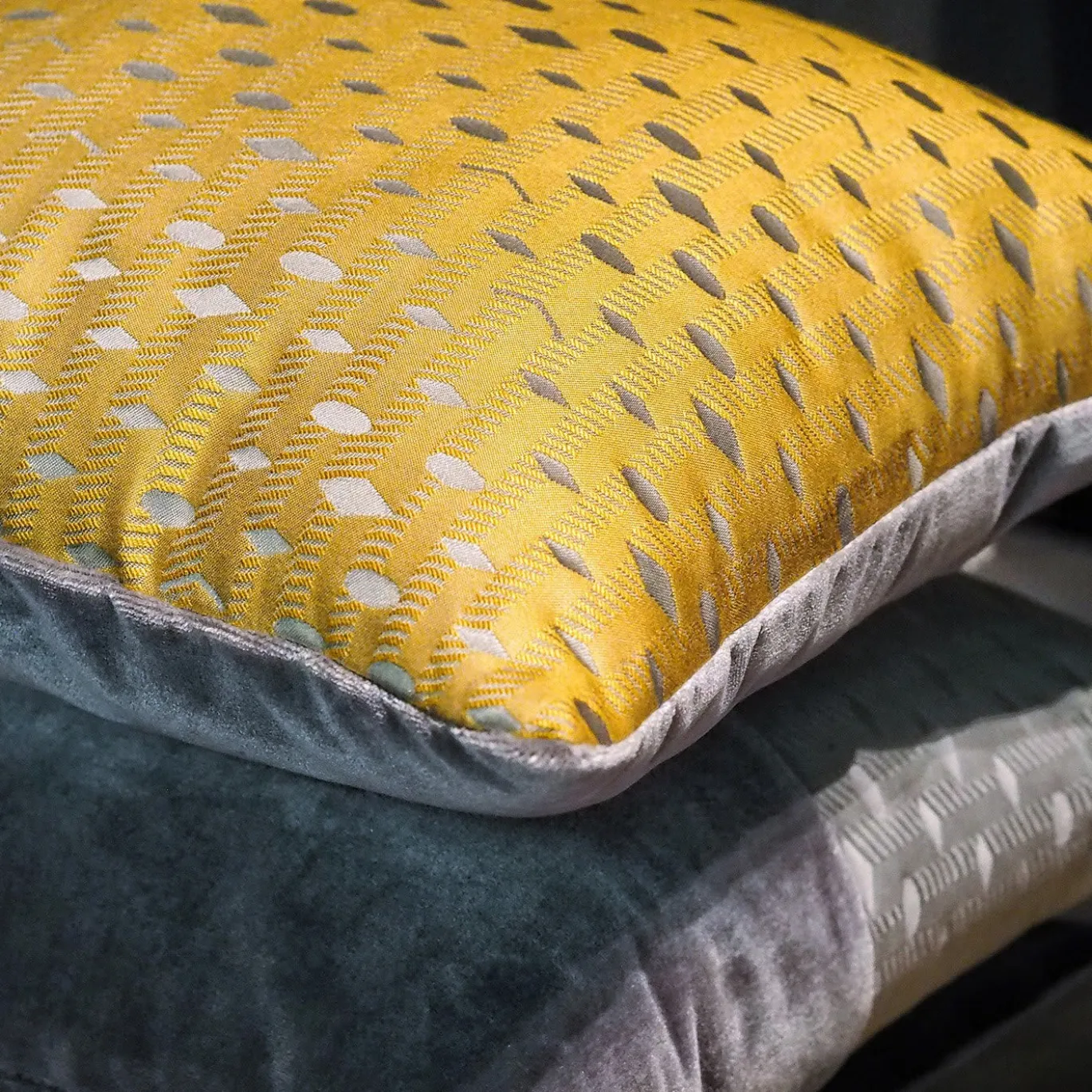 Cuscino Carrè oro in tessuto jacquard architettonico