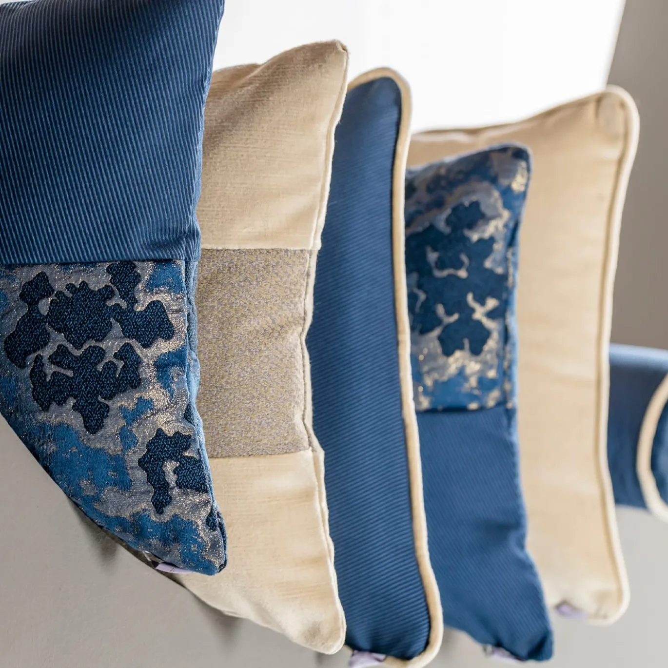Cuscino decorativo quadrato blu e oro