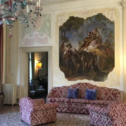 Cuscino di velluto blu con perle