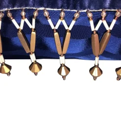 Cuscino di velluto blu con perle