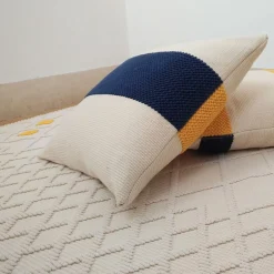 Cuscino ecru, blu e giallo