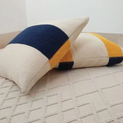Cuscino ecru, blu e giallo