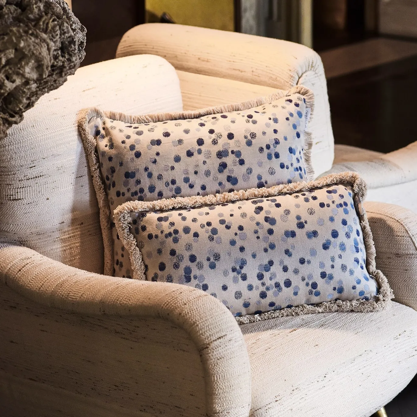Cuscino grande con frange celesti e blu