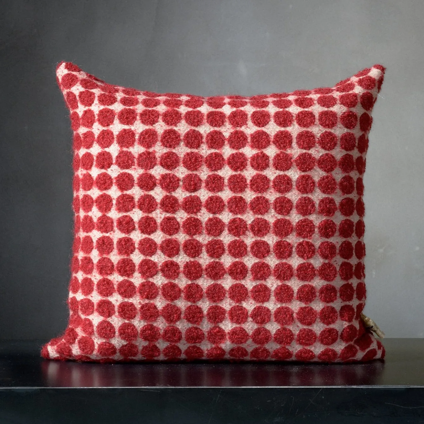 Cuscino in lana bouclé bianco e rosso a pois quadrati Polystic