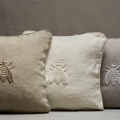 Cuscino in lino beige Natur Art con ricamo 3D di ape