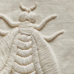 Cuscino in lino beige Natur Art con ricamo 3D di ape