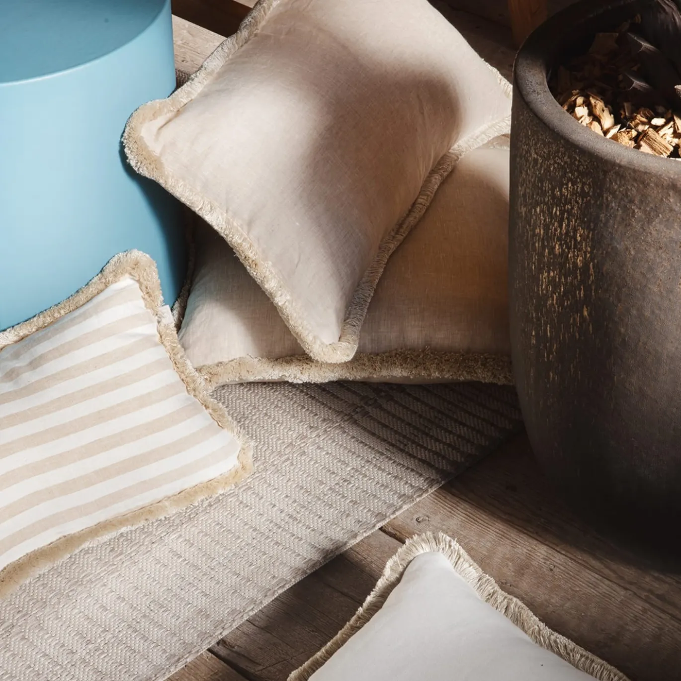 Cuscino in lino Happy a righe bianche e beige