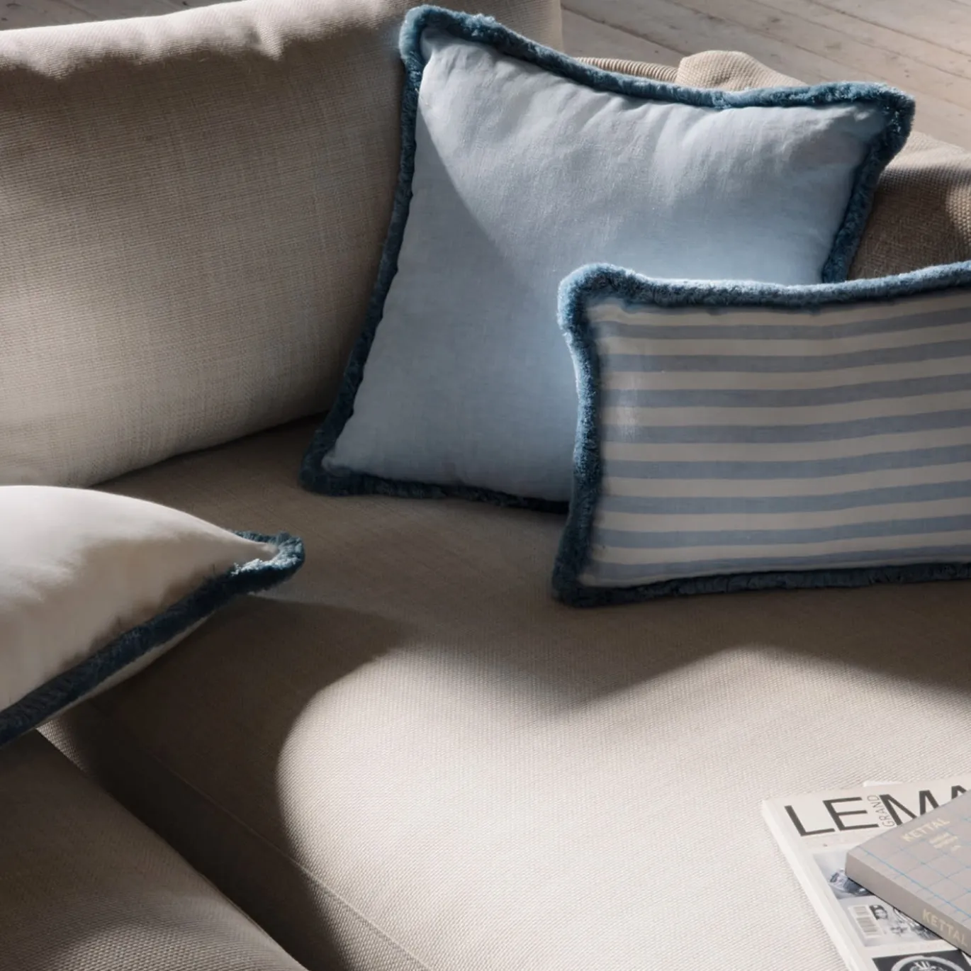 Cuscino in lino Happy a righe bianche e azzurre