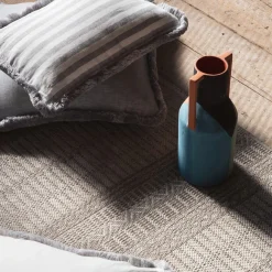 Cuscino in lino Happy bianco con frange grigie