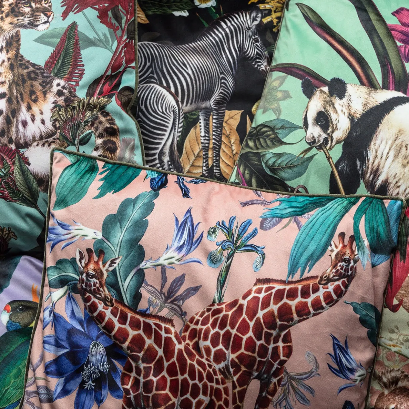 Cuscino in velluto Animalia con giraffe e fiori blu