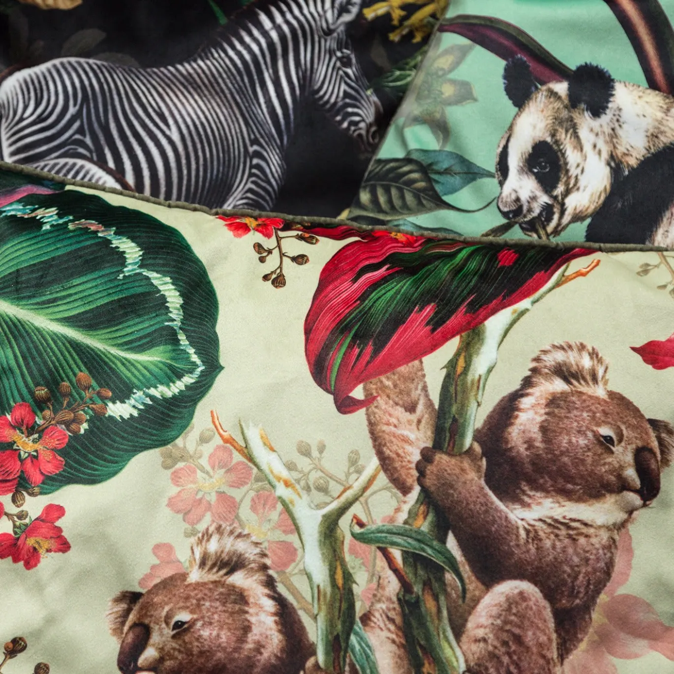 Cuscino in velluto Animalia con Koala e fiori rosa
