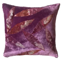 Cuscino in velluto viola con foglie rosa