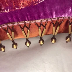 Cuscino in velluto viola con foglie rosa