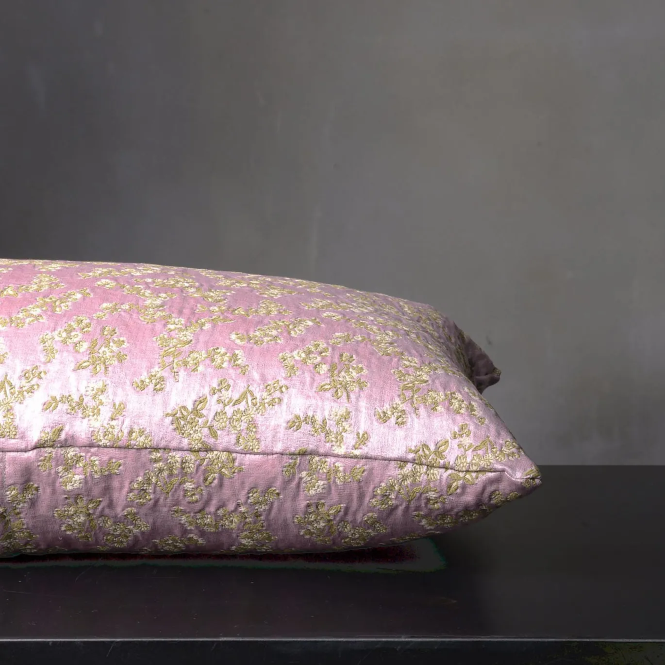 Cuscino Ledbetter rettangolare floreale rosa e oro