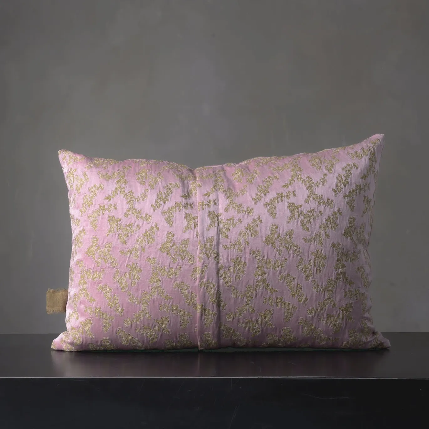 Cuscino Ledbetter rettangolare floreale rosa e oro