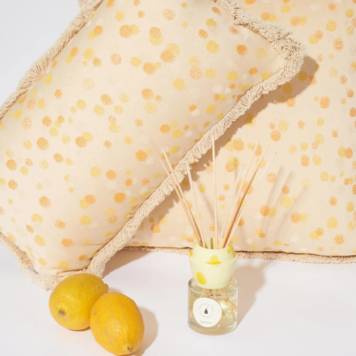 Cuscino piccolo con frange color crema e giallo