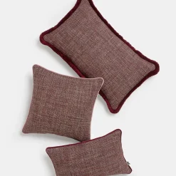 Cuscino quadrato con bordo rosa