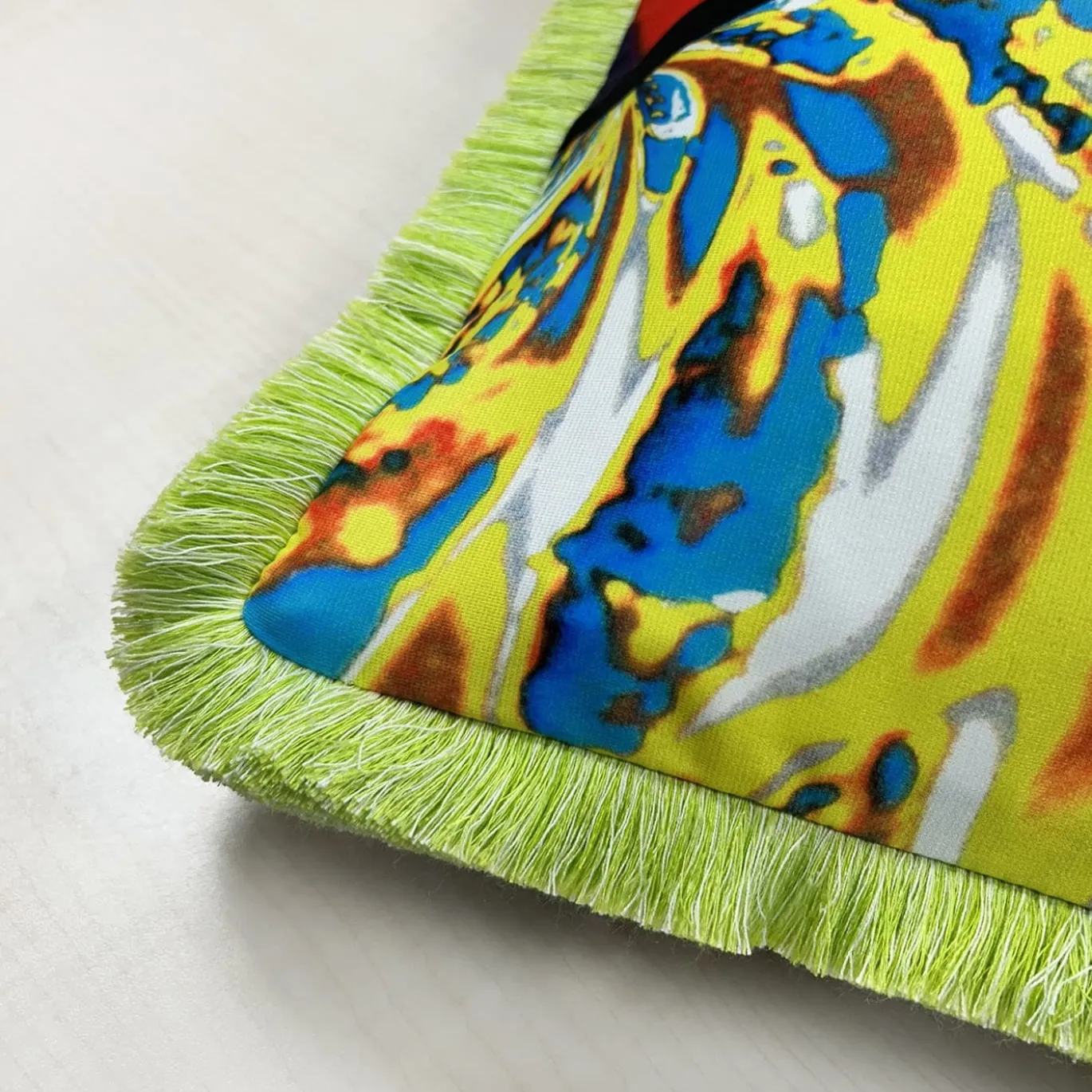 Cuscino quadrato con frange Crazy Glass di Carlo Rampazzi
