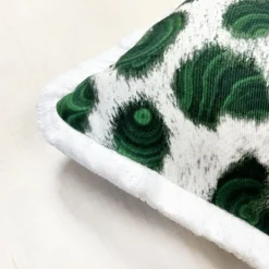 Cuscino quadrato con frange Spotted Malachite di Carlo Rampazzi