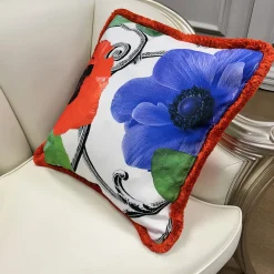 Cuscino quadrato con frange White Flower di Carlo Rampazzi
