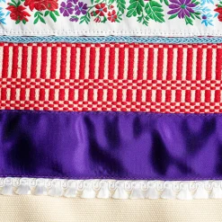 Cuscino quadrato Costumbres in cotone beige e raso viola