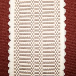 Cuscino quadrato Costumbres in cotone beige con strisce marroni e floreali