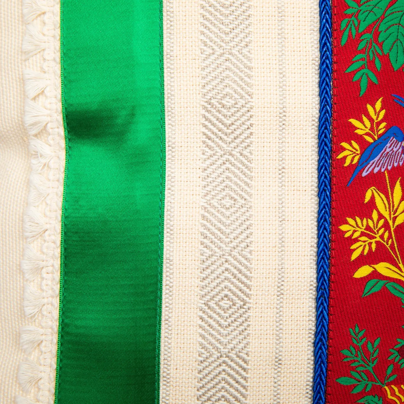 Cuscino quadrato Costumbres in cotone beige e raso verde