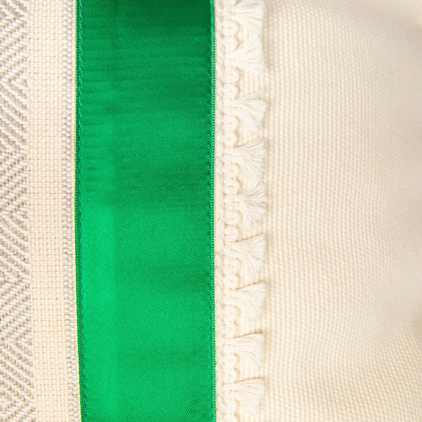 Cuscino quadrato Costumbres in cotone beige e raso verde