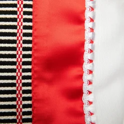 Cuscino quadrato Costumbres in cotone bianco e raso rosso