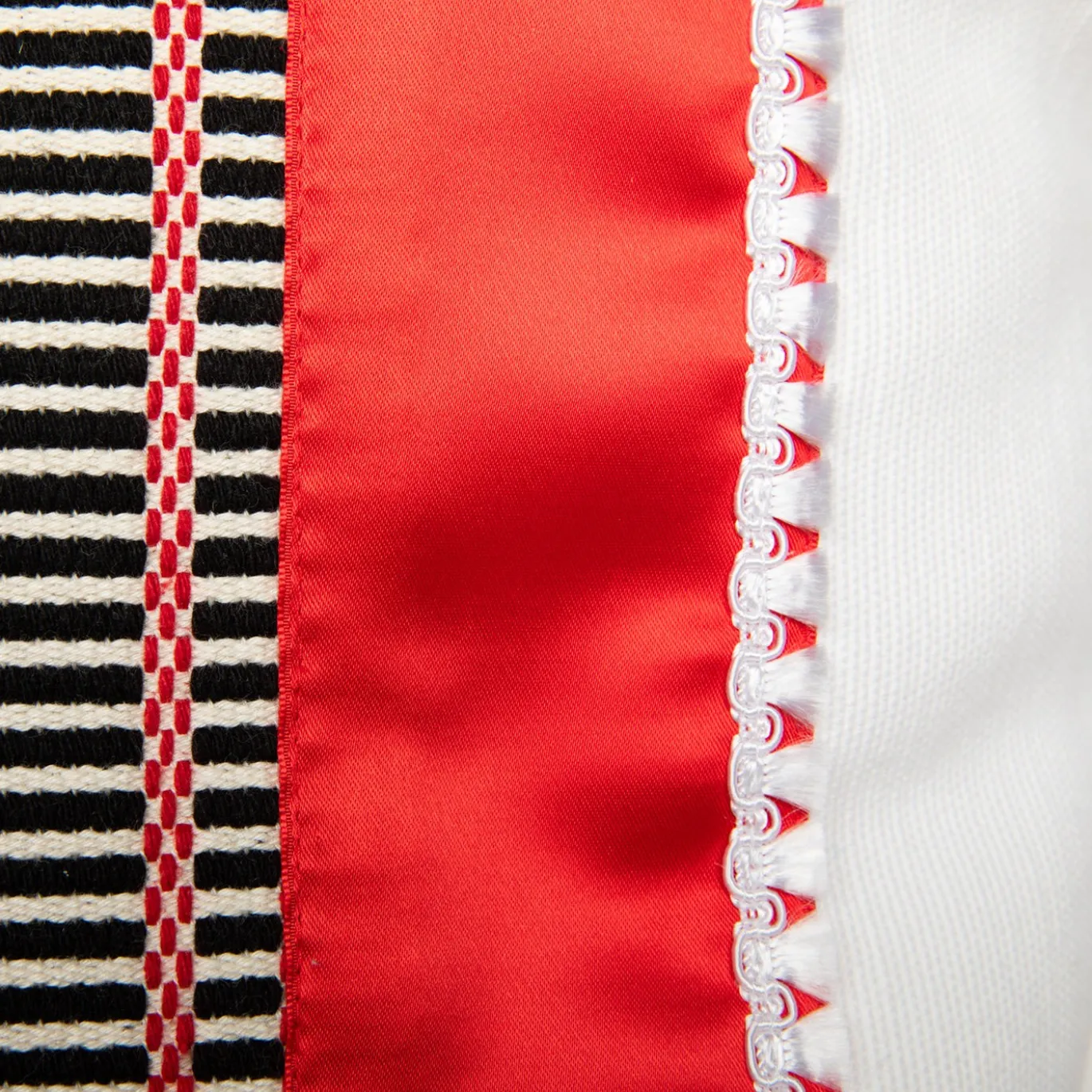Cuscino quadrato Costumbres in cotone bianco e raso rosso