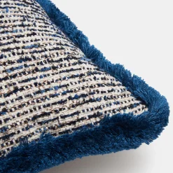 Cuscino quadrato in bouclé con frange blu