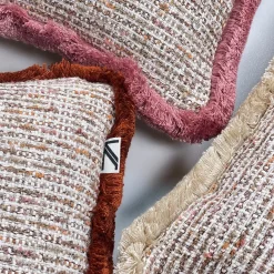 Cuscino Quadrato in Bouclé Rosa con Frange