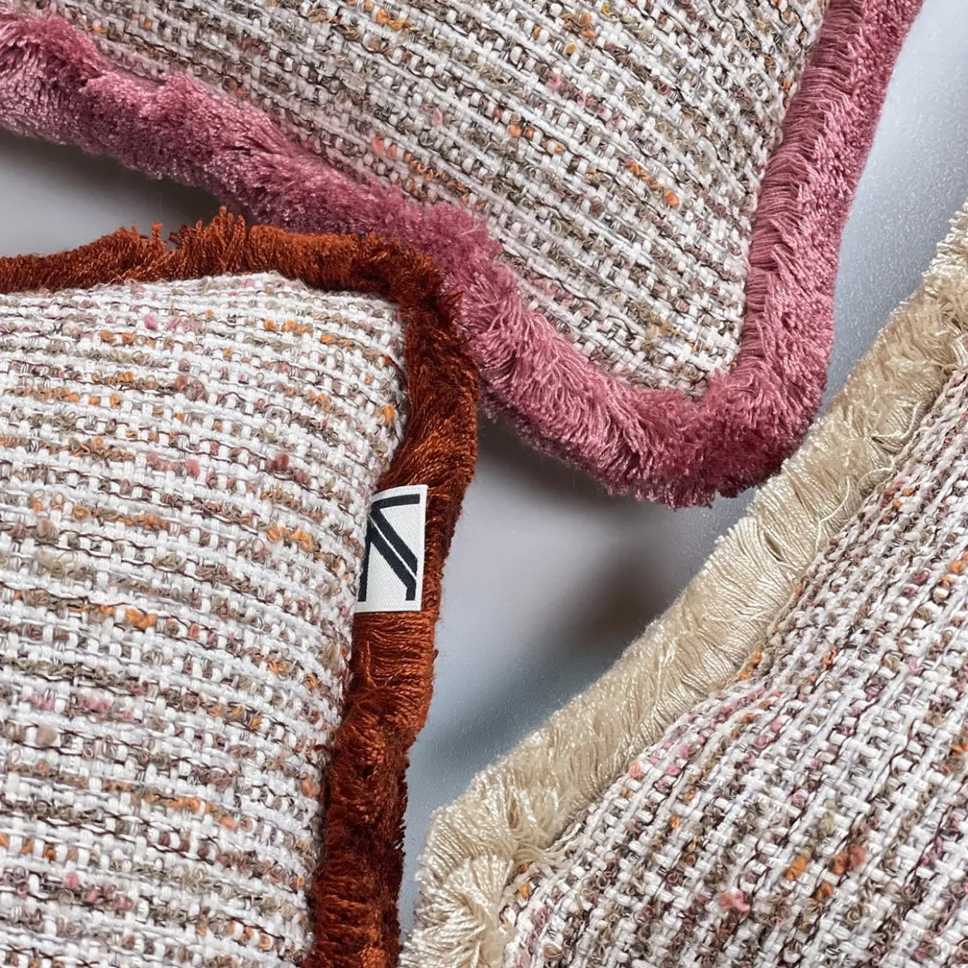 Cuscino Quadrato in Bouclé Rosa con Frange