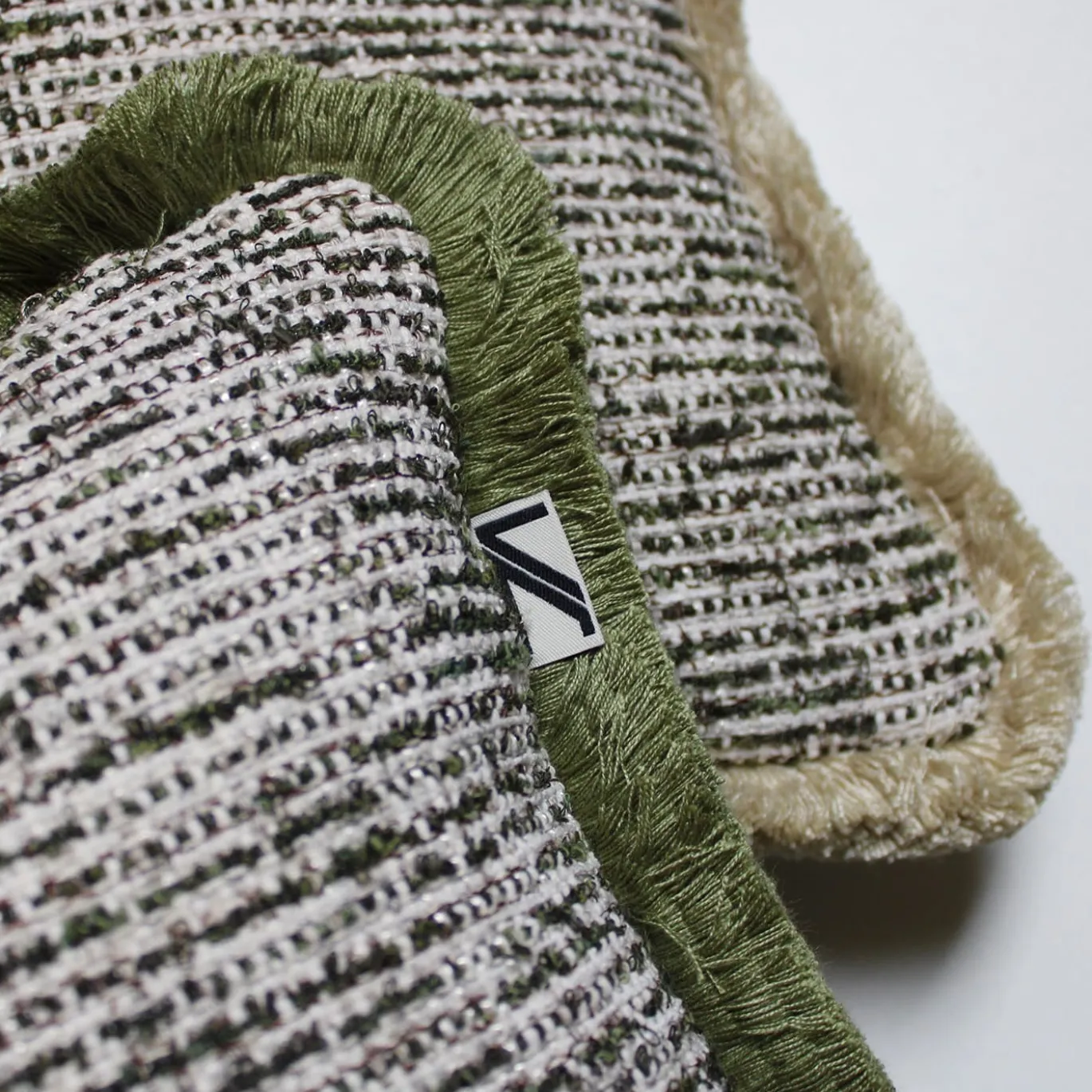 Cuscino Quadrato in Bouclé Verde con Frange
