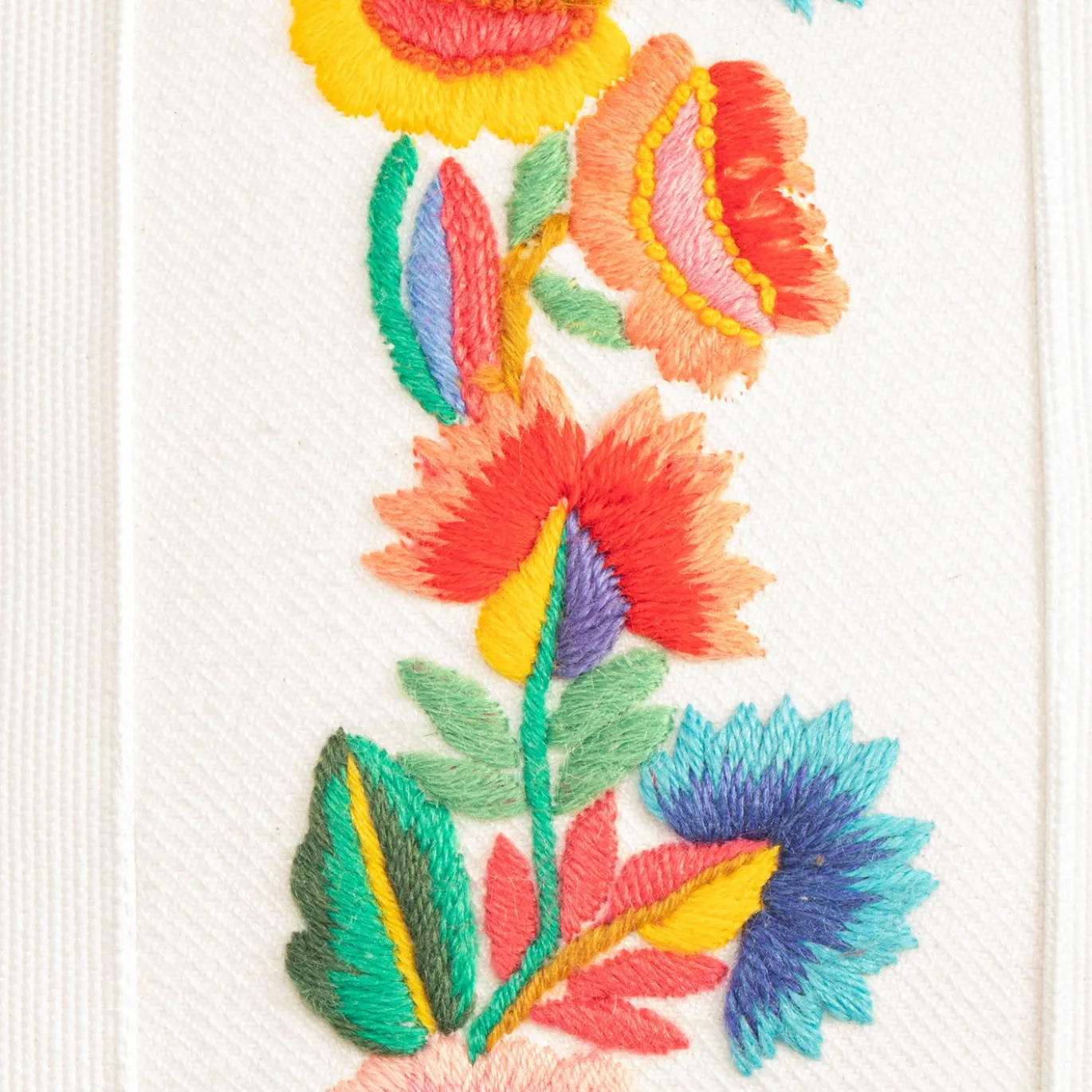 Cuscino quadrato in cotone bianco con ricamo floreale