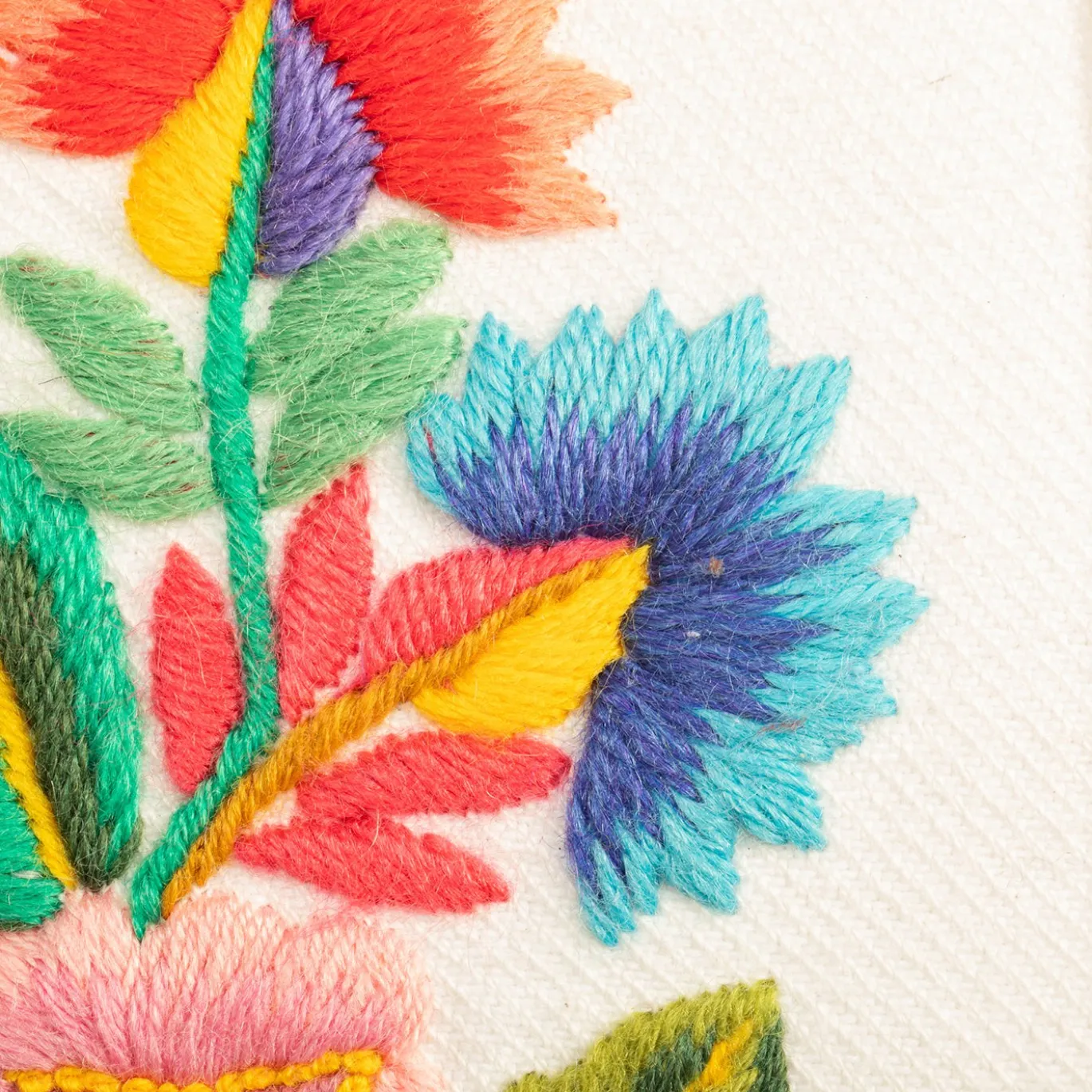 Cuscino quadrato in cotone bianco con ricamo floreale