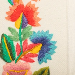 Cuscino quadrato in cotone bianco con ricamo floreale
