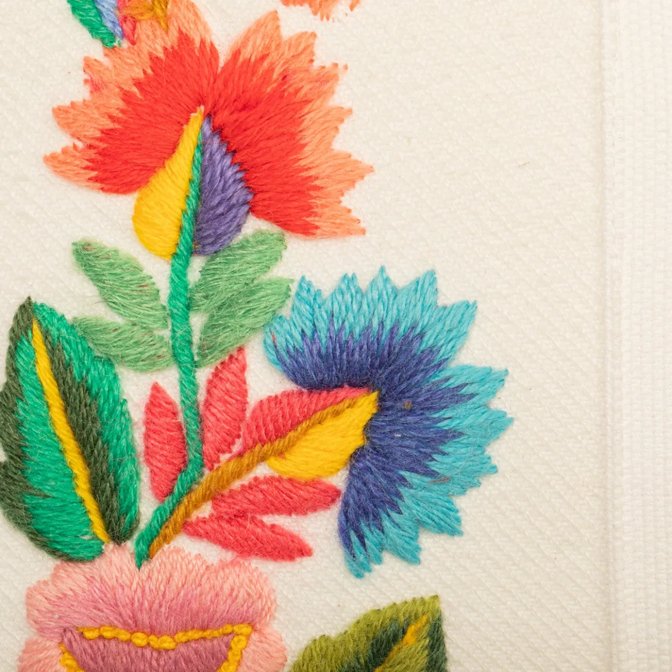 Cuscino quadrato in cotone bianco con ricamo floreale