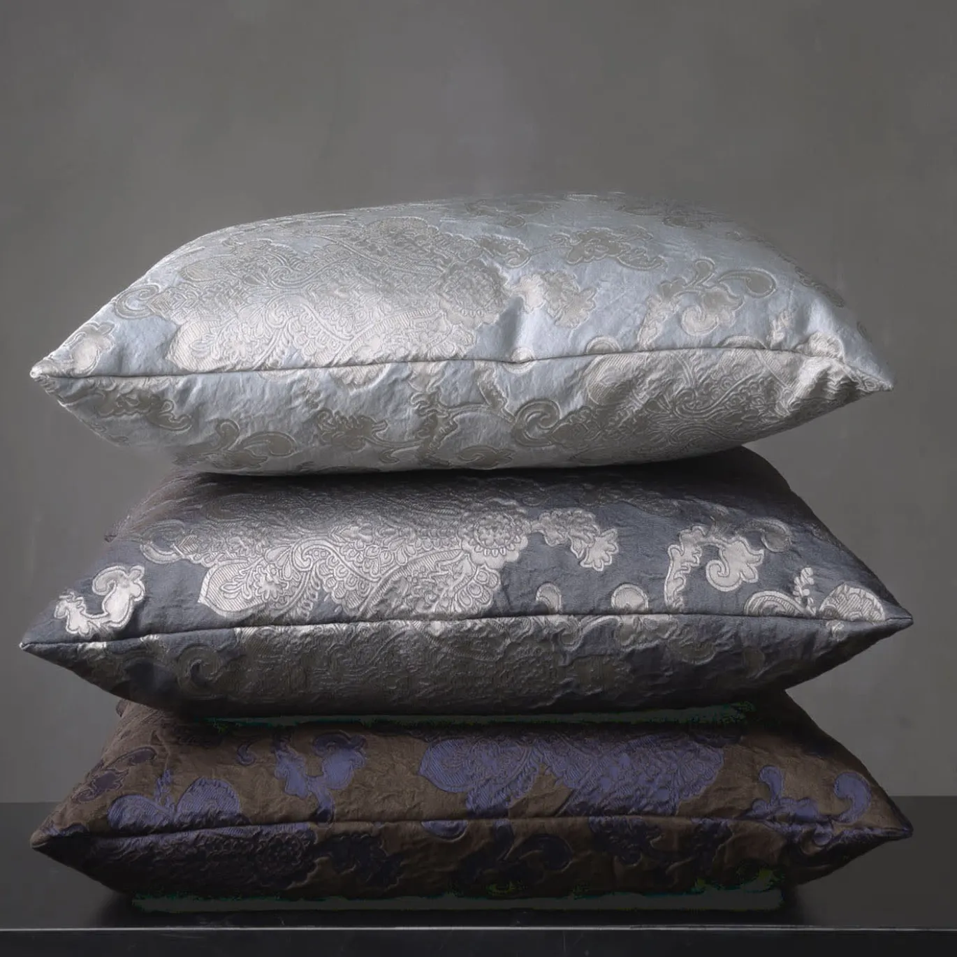 Cuscino quadrato in flanella floreale viola jacquard
