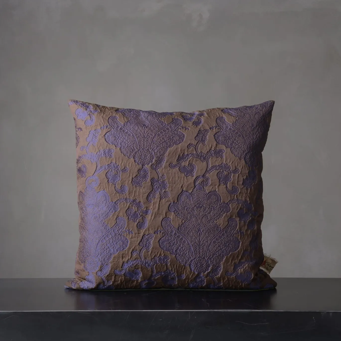 Cuscino quadrato in flanella floreale viola jacquard