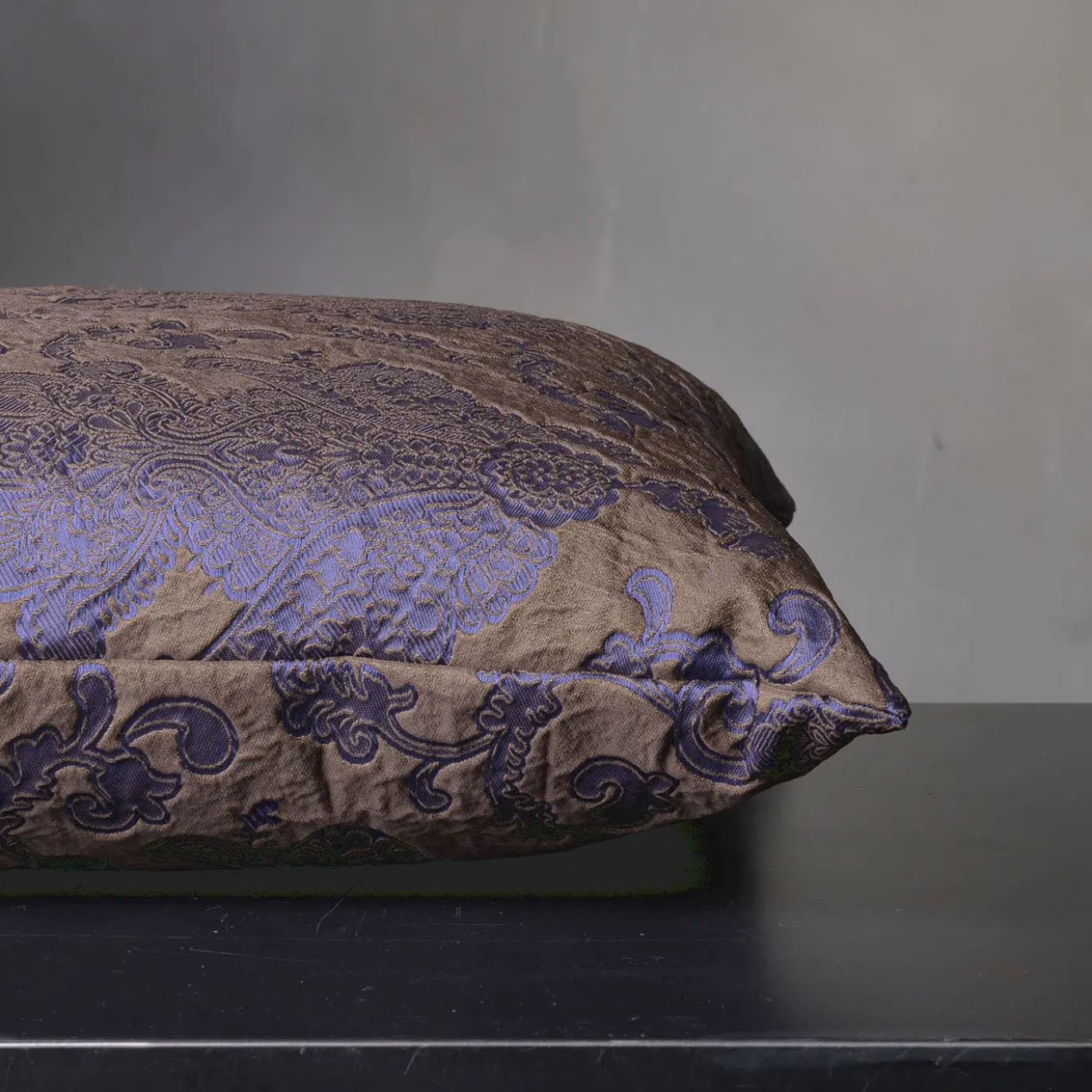 Cuscino quadrato in flanella floreale viola jacquard