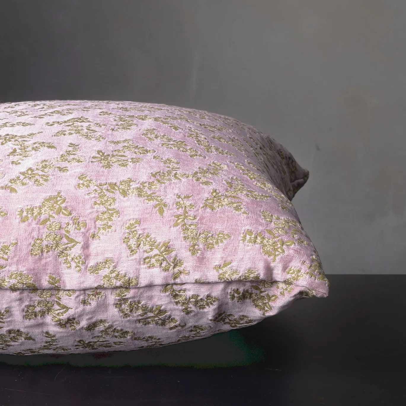 Cuscino quadrato Ledbetter in jacquard floreale rosa e oro