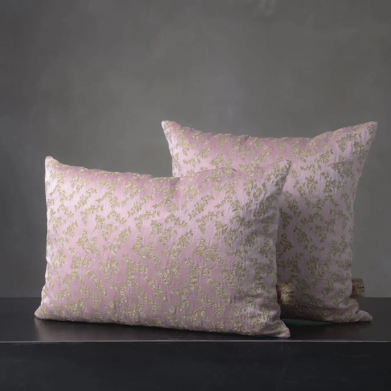 Cuscino quadrato Ledbetter in jacquard floreale rosa e oro