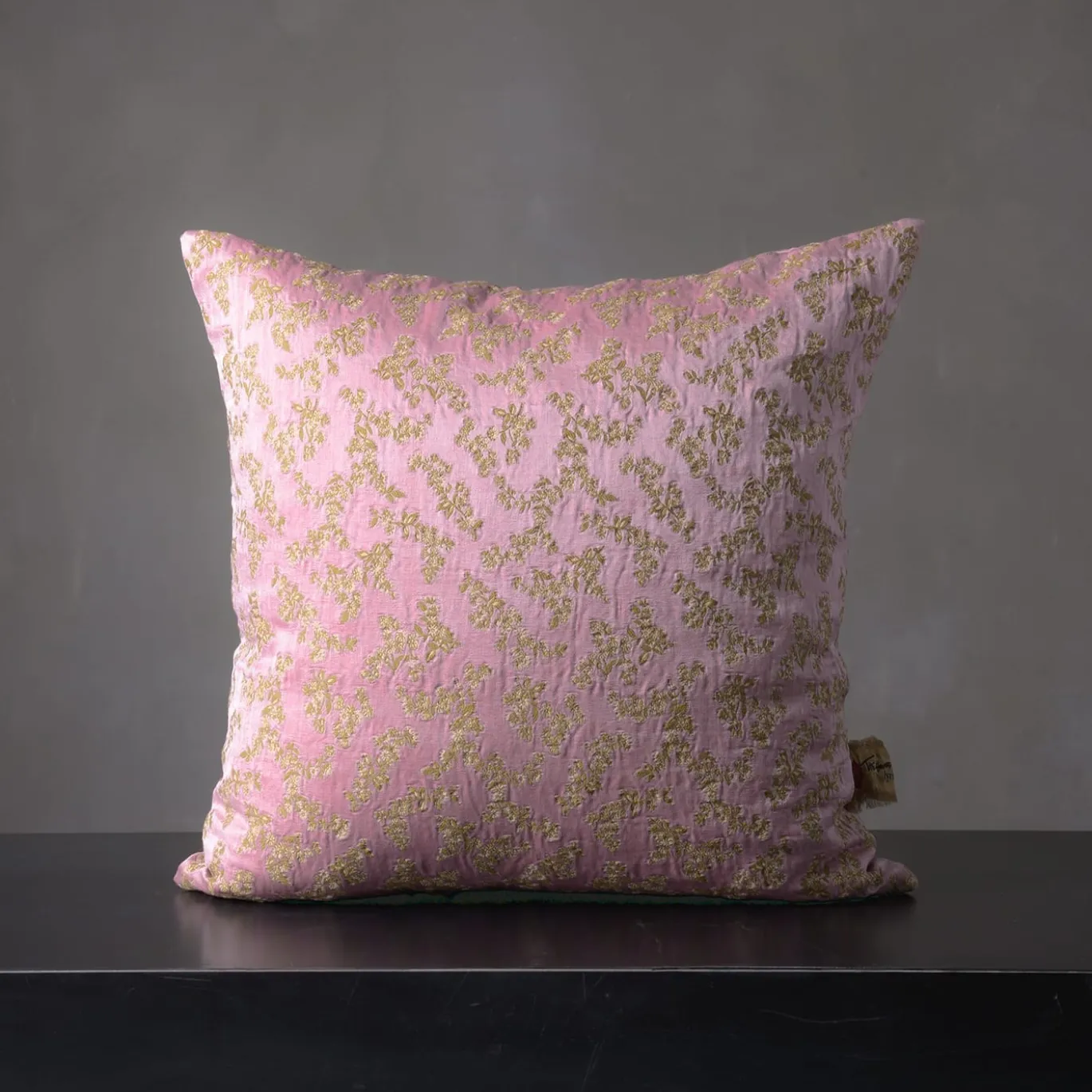 Cuscino quadrato Ledbetter in jacquard floreale rosa e oro
