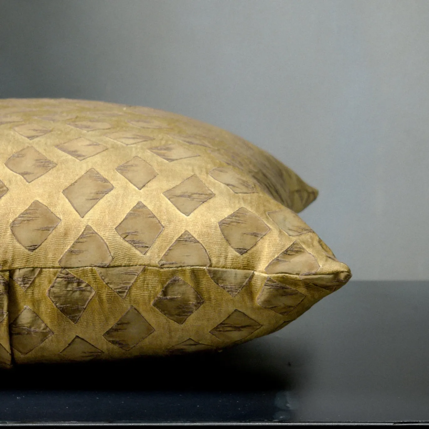 Cuscino quadrato Lusinga in lino e viscosa color oro